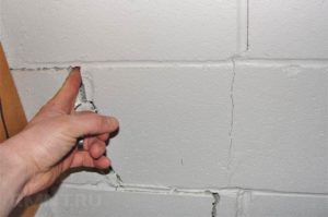 крупные трещины в стене