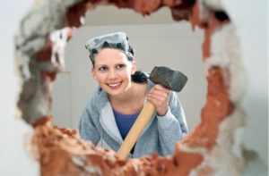 женщина и ремонт квартиры
